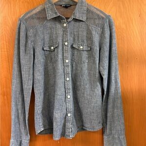 Women’s American Eagle Chambray Denim Button-Up Shirt with lace detail sz M